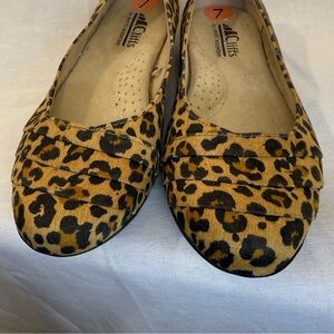 Cliffs By White Mountain Clara Ballet Flat in Cheetah print size 7.